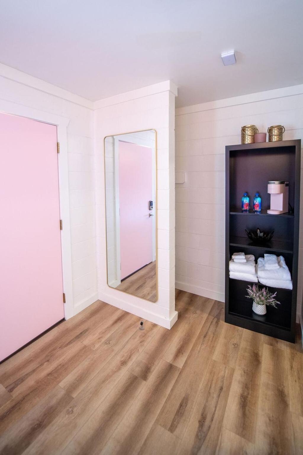 Pretty N Pink Room #5 At The Groovy Nomad Motel Trenton Luaran gambar